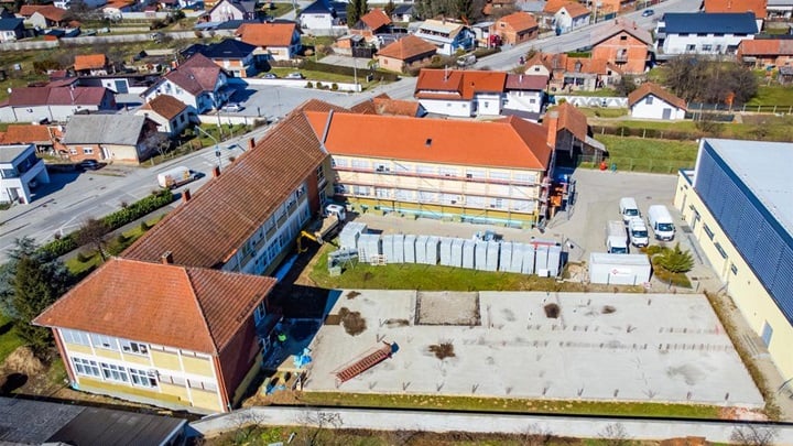 Skola-Strahoninec-2.jpg