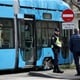 [VIDEO] Mladić pao pod tramvaj, izvukli ga vatrogasci: 'Dizali su tramvaj da ga oslobode. Čudesno'
