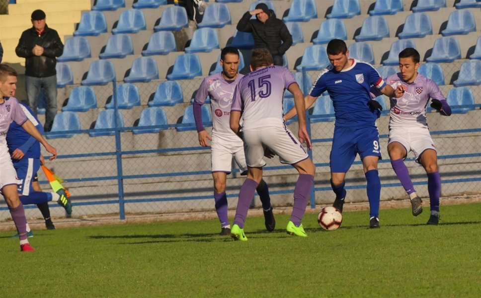 SPORT 20.11._NOGOMET 3. LIGA Matija Smrekar okružen nogometašima Dubrave.jpg