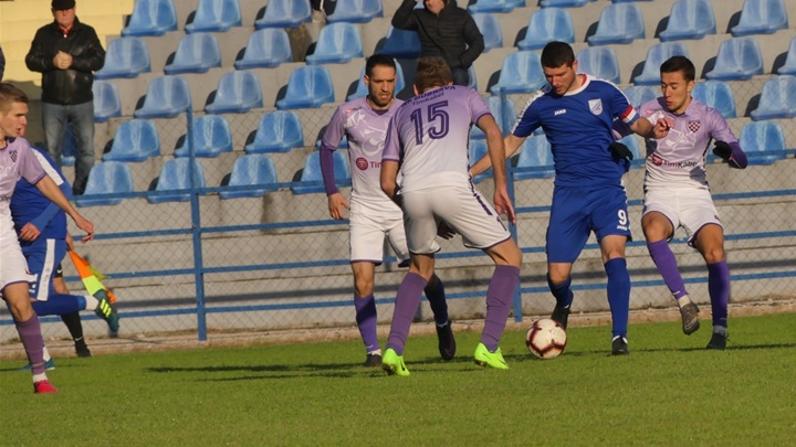 SPORT 20.11._NOGOMET 3. LIGA Matija Smrekar okružen nogometašima Dubrave.jpg