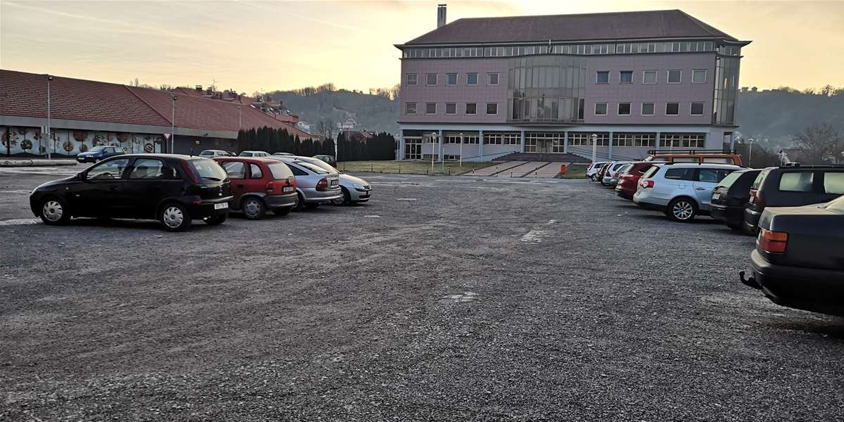 zlatar_parkiralište ispred zgrade suda.jpg