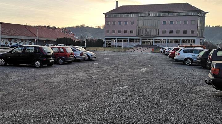 zlatar_parkiralište ispred zgrade suda.jpg
