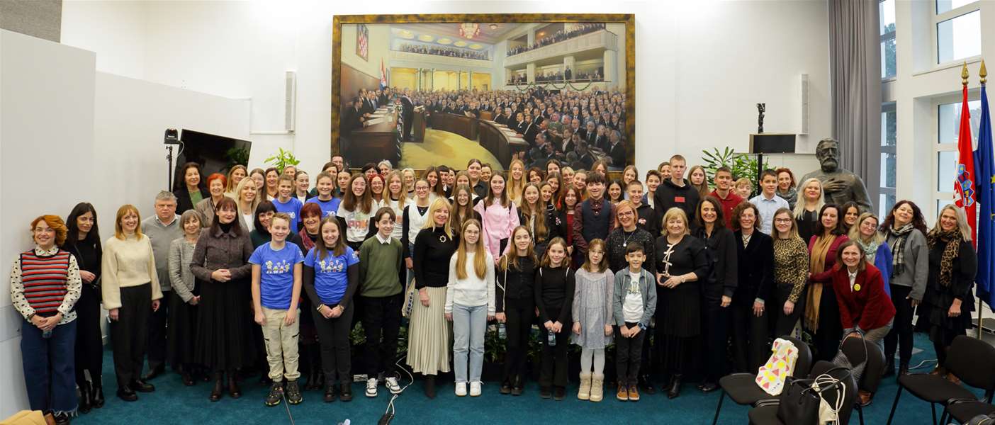 Susret djece u Saboru_1.JPG