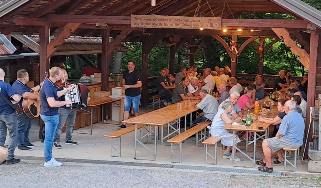 Udruga vinogradara, vinara i podrumara Vinski Vrh proslavila Dan udruge 1.jpeg