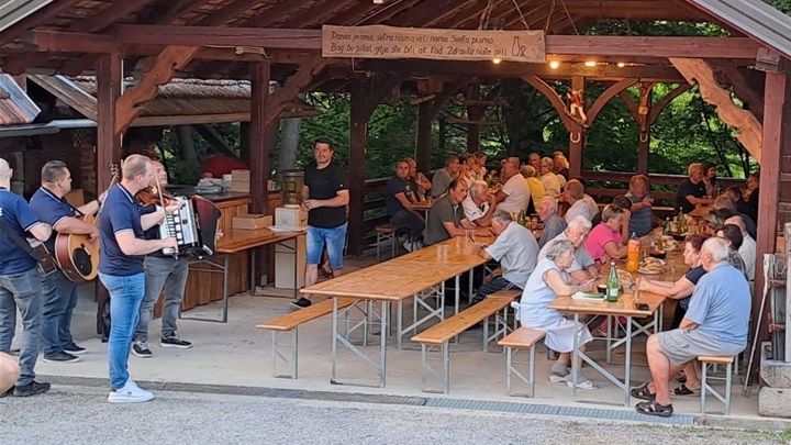 Udruga vinogradara, vinara i podrumara Vinski Vrh proslavila Dan udruge 1.jpeg