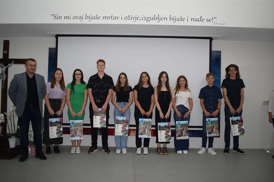 Od škole se oprostili bistrički osmaši07.JPG