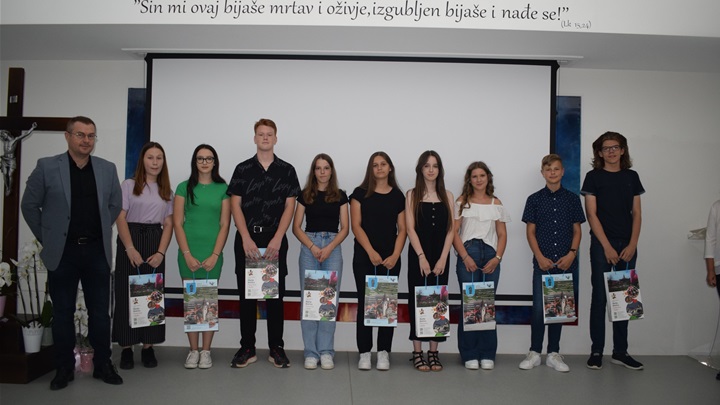 Od škole se oprostili bistrički osmaši07.JPG