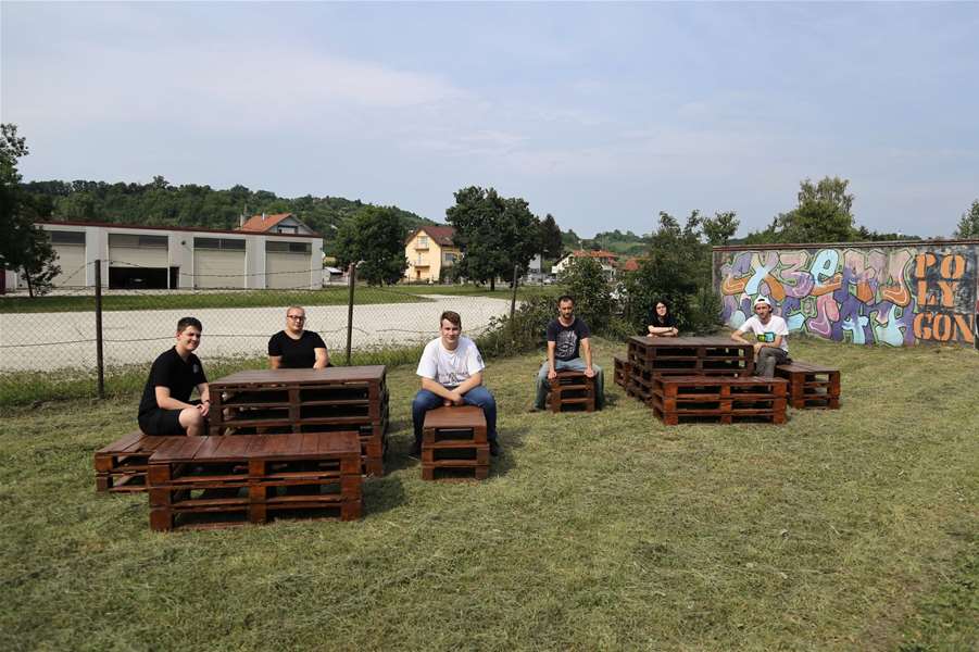 21.6. 2022. Volonterska akcija - obnova drvenih garnitura od paleta 054.jpg