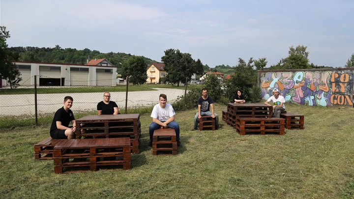 21.6. 2022. Volonterska akcija - obnova drvenih garnitura od paleta 054.jpg