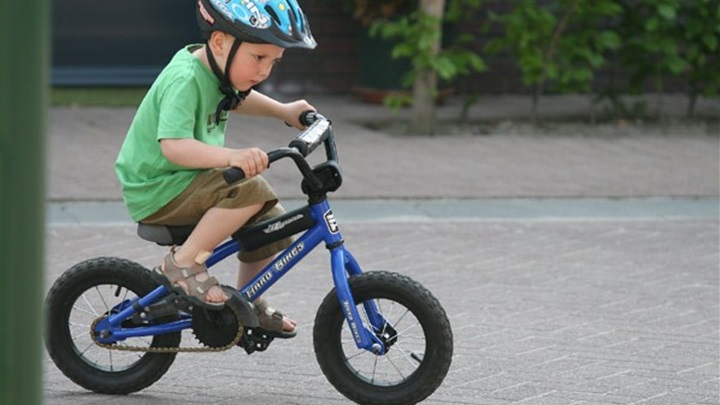 DIJETE NA BICIKLU.jpg