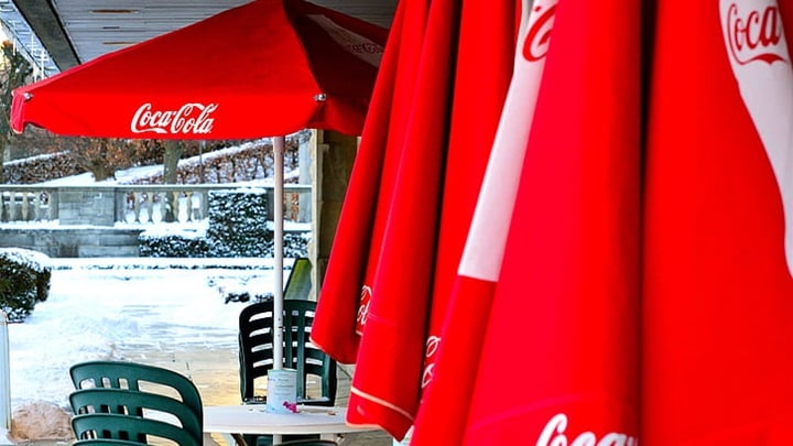 coca-cola-coke-sunshades-parasols-preview.jpg