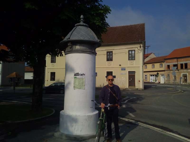 Krešimir Fuchs pored novog oglasnog stupa