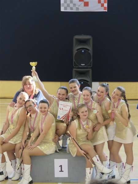 mažoretkinje glavna.jpg