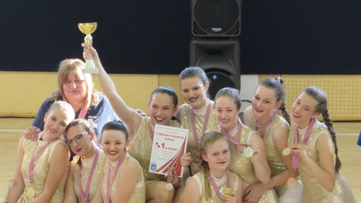 mažoretkinje glavna.jpg