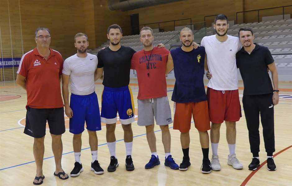 Sportski direktor Črnjević u društvu prinova Šarca, Galića, Tomasa, Anzulovića, Prolete i Hohnjeca