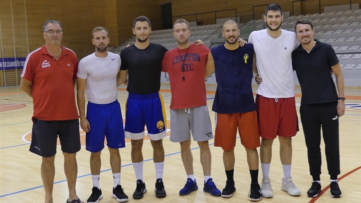 Sportski direktor Črnjević u društvu prinova Šarca, Galića, Tomasa, Anzulovića, Prolete i Hohnjeca