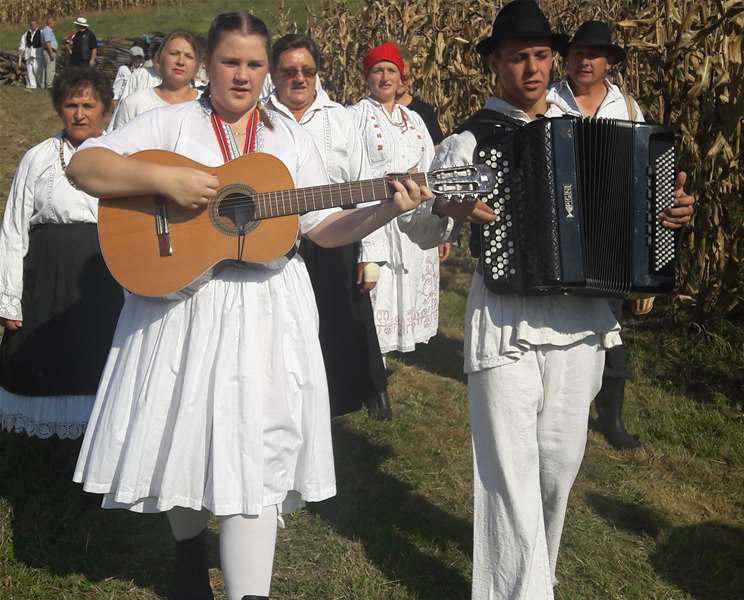 Etno udruga Zvirek iz Svetog Križa Začretja i KUD Stružec sudjelovali su u povorci u kojoj se išlo na njivu