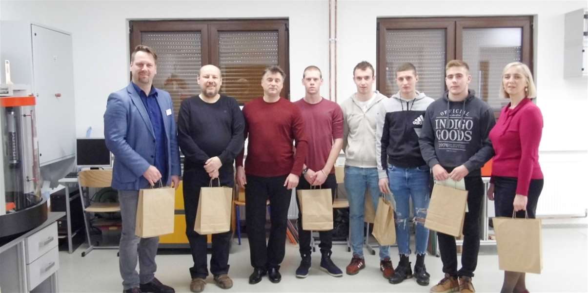 Učenici SŠO, prof.Cobović, ravnateljica Mučnjak i gradonačelnik Gredičak.JPG