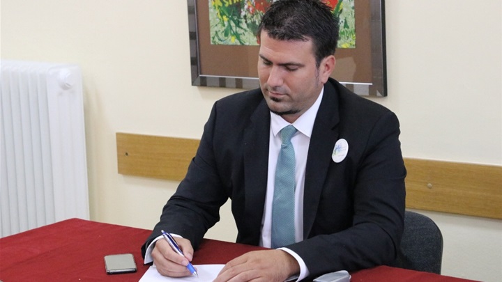 kos potpisuje.JPG