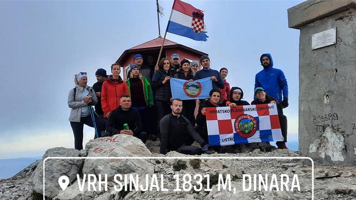 Zlatarščani na vrhu Dinare.jpg