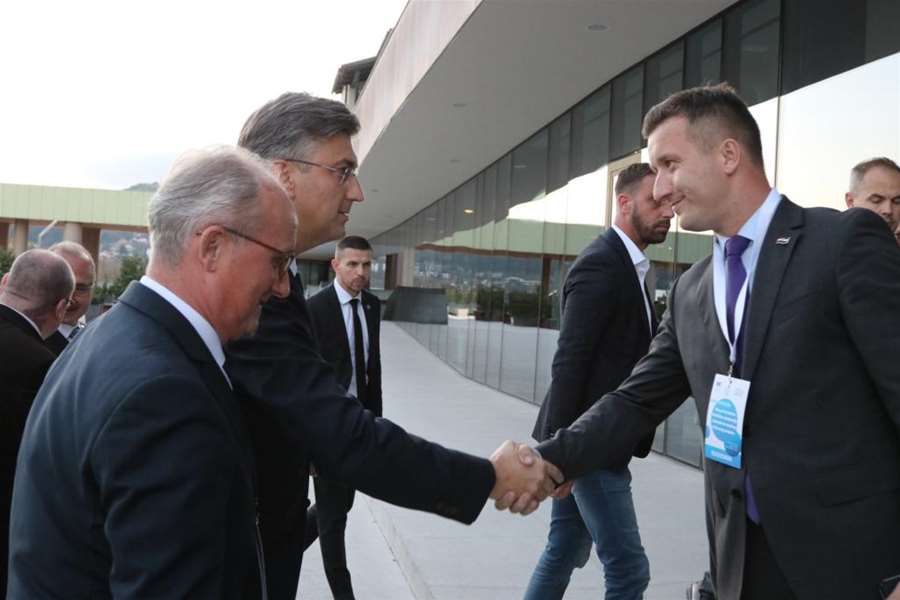 hdz plenković tušek.JPG