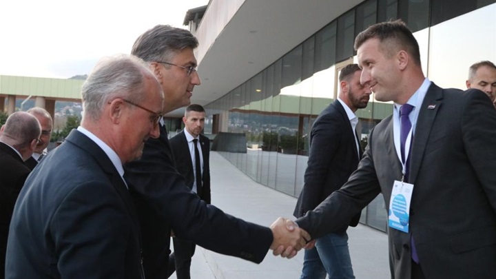 hdz plenković tušek.JPG