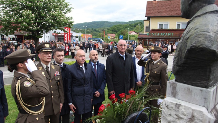 krstičević kod spomenikaobljetnica rudi 6.jpg