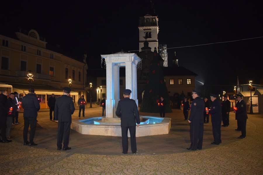 I u Mariji Bistrici upaljeni lampioni za Vukovar1.JPG