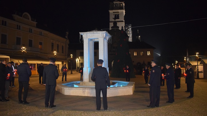 I u Mariji Bistrici upaljeni lampioni za Vukovar1.JPG
