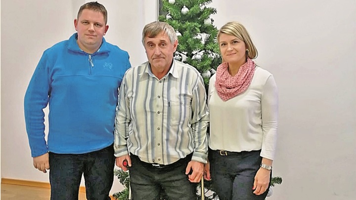 Mirko Maček (u sredini)