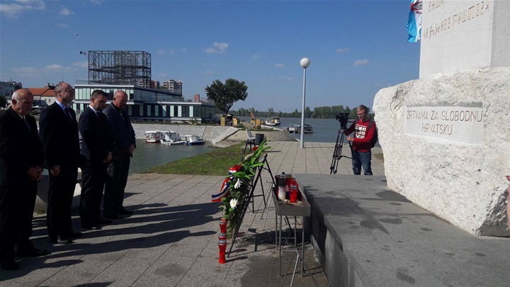 Polaganje vijenca kod centralnog križa