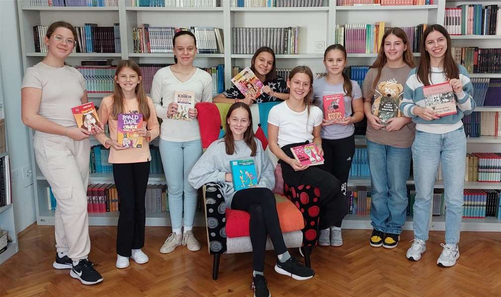 Lucija Parlov i Lucija Jakopović pobjednice školskog natjecanja u čitanju naglas .jpg