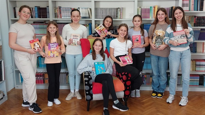 Lucija Parlov i Lucija Jakopović pobjednice školskog natjecanja u čitanju naglas .jpg