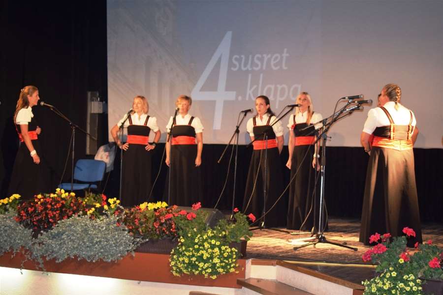 Devet klapa na 4. susretu u Mariji Bistrici Klapa Sv. Jelena Dramlj (1).JPG
