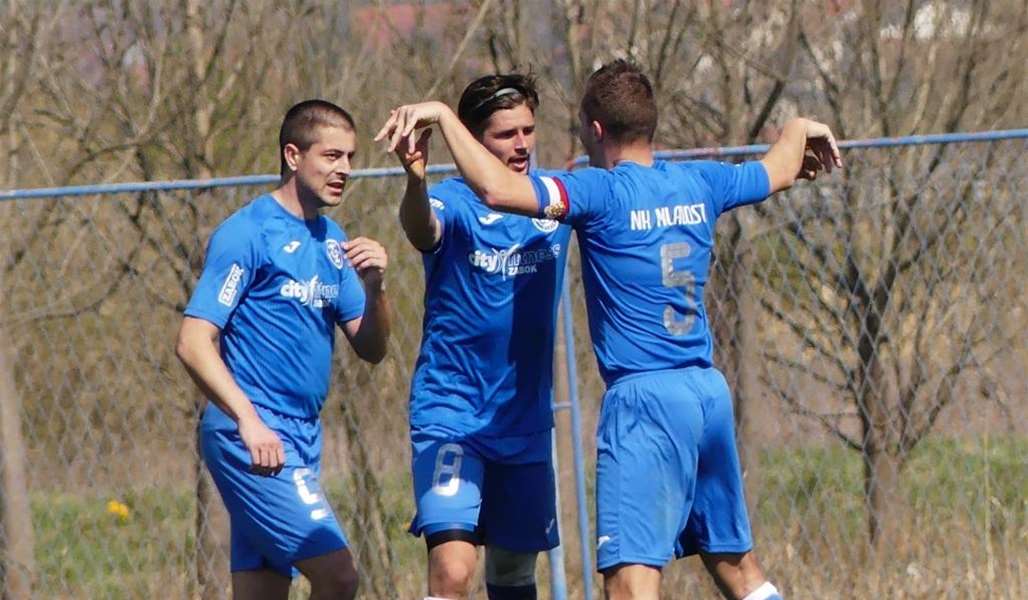 sport 26.3._IV. LIGA MLADOST-ZELINA Slavlje nakon trećeg pogotka - Bunčec, Knezić i Vančina.jpg