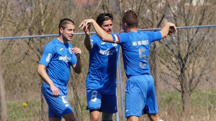 sport 26.3._IV. LIGA MLADOST-ZELINA Slavlje nakon trećeg pogotka - Bunčec, Knezić i Vančina.jpg