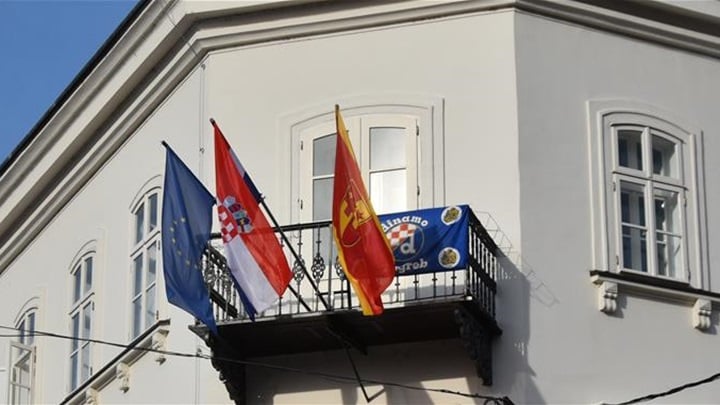 Zastava Dinama na zgradi Županije