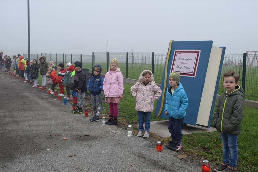 Dječji vrtić ''Pušlek'' Marija Bistrica uključio se u paljenje lampiona u spomen na žrtve Vukovara i Škabrnje06.JPG