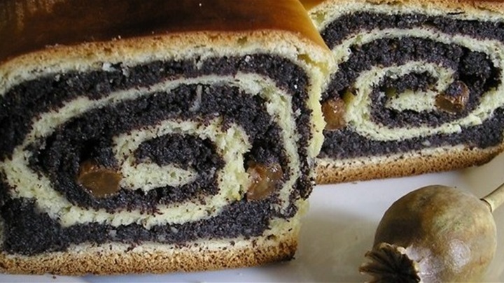 Orehnjača i makovnjača tradicionalni su hrvatski kolači od dizanog tijesta