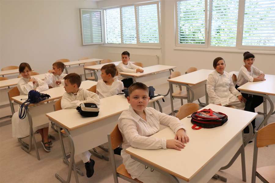 djeca sjede glavna.jpg