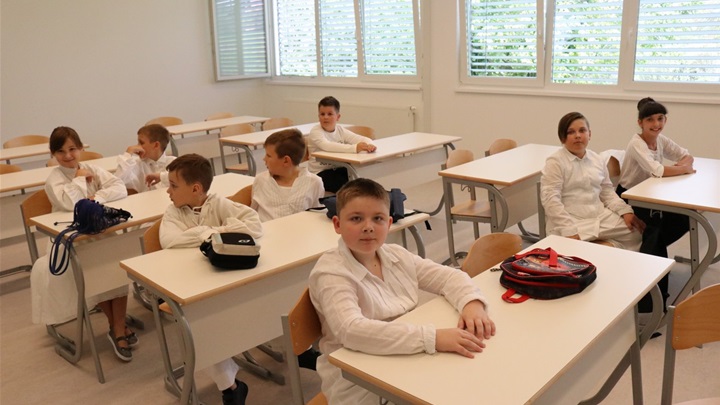 djeca sjede glavna.jpg