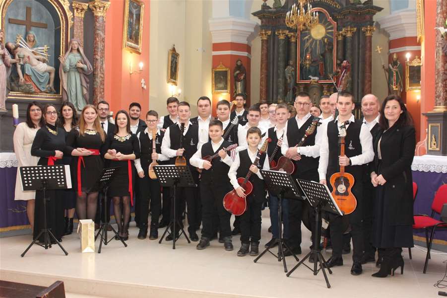 Črni Tomaši s načelnicom Ljubicom Jembrih.jpg