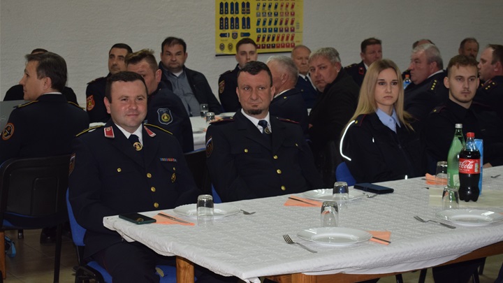 Mnoštvo spomenica zaslužnim članovima02.JPG