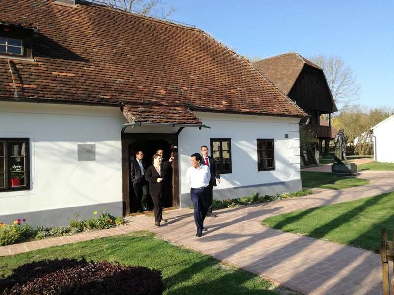 kinezi u kumrovcu 2.jpg