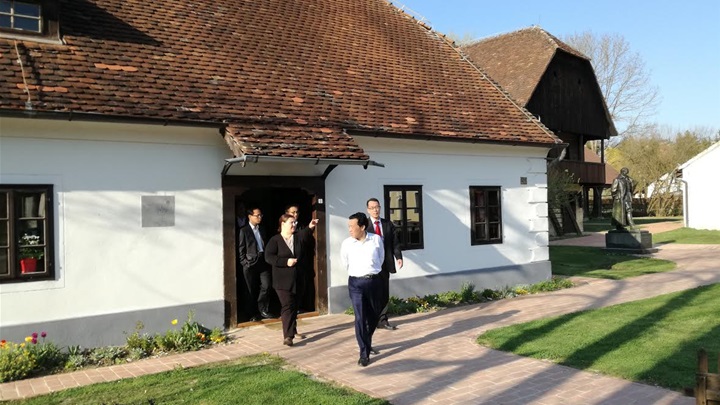 kinezi u kumrovcu 2.jpg