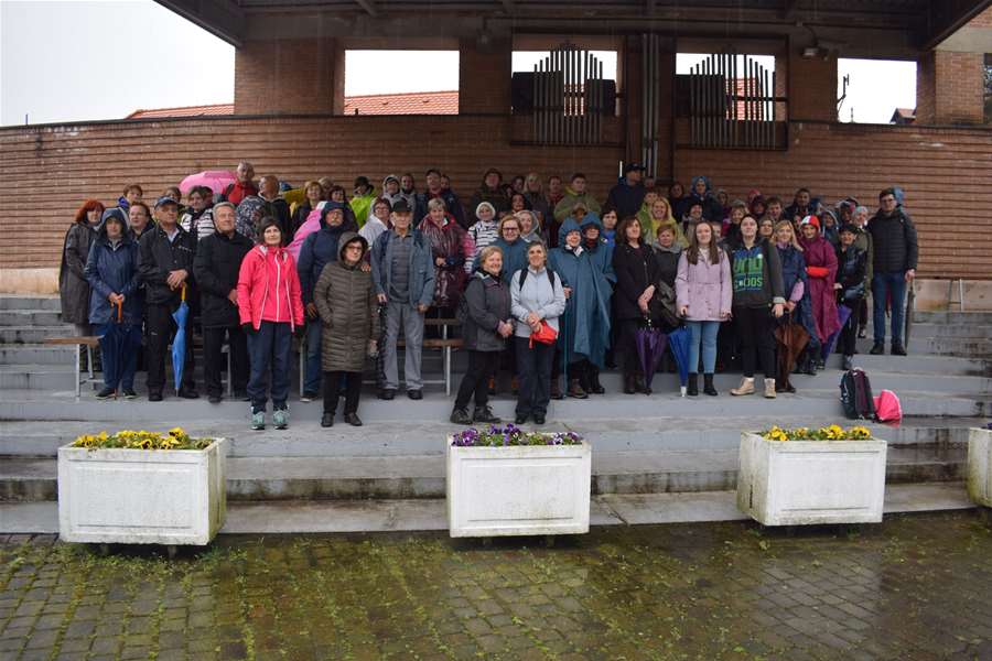 Ni kiša nije omela sudionike križnog puta župom Marija Bistrica08.JPG