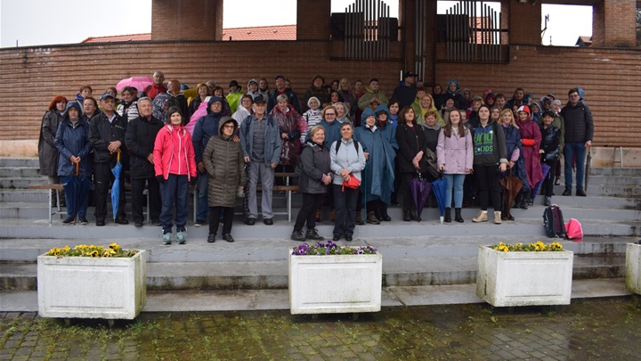 Ni kiša nije omela sudionike križnog puta župom Marija Bistrica08.JPG