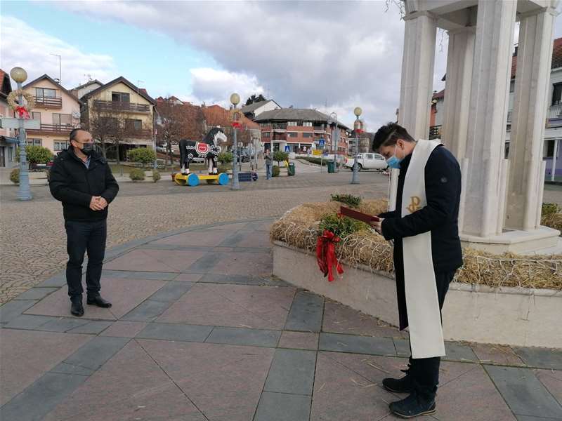 Upaljena 1. svijeća na adventskom vijencu na središnjem bistričkom trgu 1.jpg