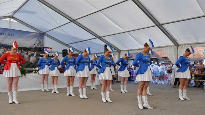 MAČANSKE MAŽORETKINJE 3.jpg