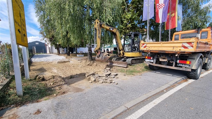 Park ispred Doma kulture (1).jpg